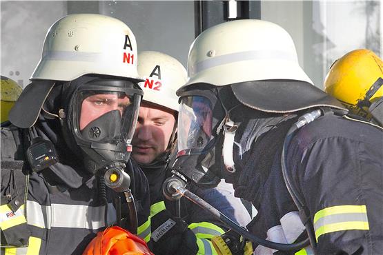 Trainieren für den Ernstfall: Am Bürgerhaus in Nellingsheim übte die Feuerwehr Neustetten die Bergung von Kindern aus einem verrauchten Gebäude. Archivbild: Klaus Franke