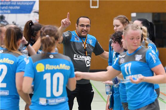 Trainiert seit über 30 Jahren hauptsächlich Frauenteams: Erkan Sener, hier als Cheftrainer der Mössinger Handballerinnen bei einer Auszeit-Besprechung im Oktober 2021. Bild: Ulmer