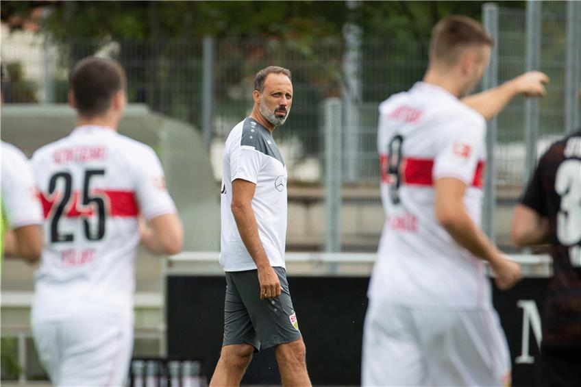 Trainingsauftakt beim VfB Stuttgart. In der Mitte: Trainer Pellegrino Matarazzo. Foto: Tom Weller/dpa Foto: Tom Weller/dpa