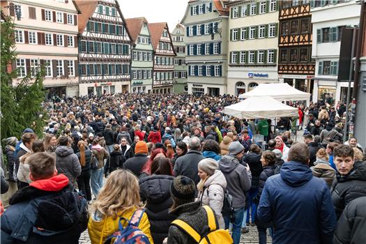 Treffen mit Freunden mit Tradition: Am Heiligen Morgen füllten wieder Tausende die Gassen der Tübinger Innenstadt. Bild: Klaus Franke