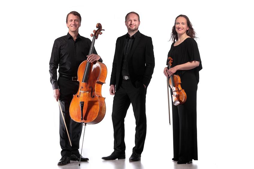 Trio Toninton: Ukko Speidel (Violoncello), Helge Aurich (Piano) und Vilja Godiva Speidel(Violine). Bild: triotoninton.de / Michael Heyde