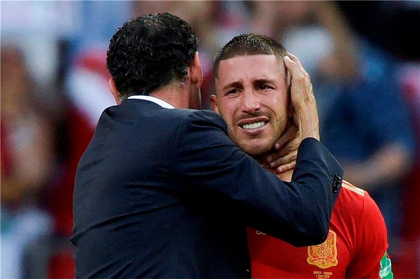Tröstende Worte des Trainers für Spaniens Kapitän Sergio Ramos. Foto: AFP