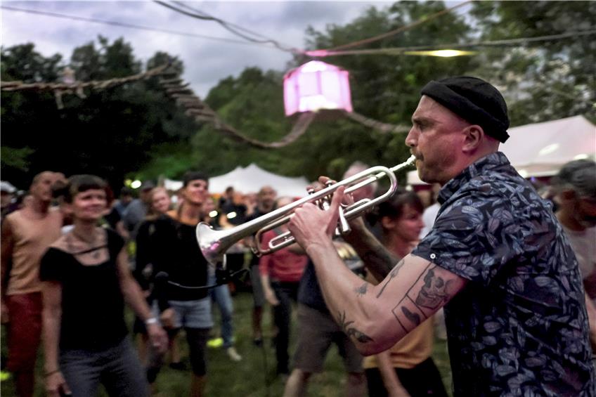 Trompeter Timo Wetzel von den Pantasonics blies zum Tanz. Bild: Uli Rippmann