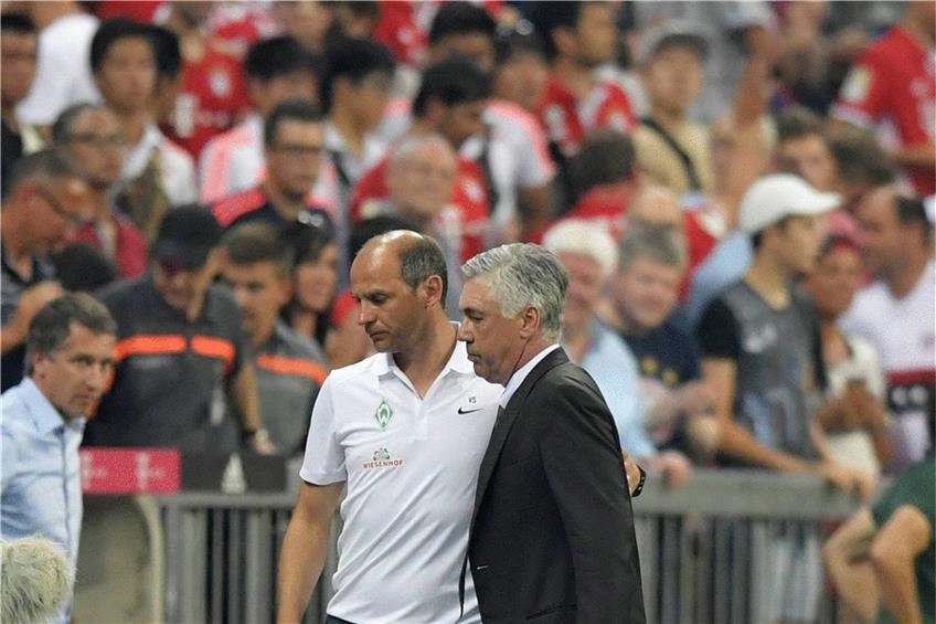 Trost vom Star-Trainer: Der Bremer Coach Viktor Skripnik (links) und Carlo Ancelotti mit ernsten Mienen nach Schlusspfiff. Foto: Imago
