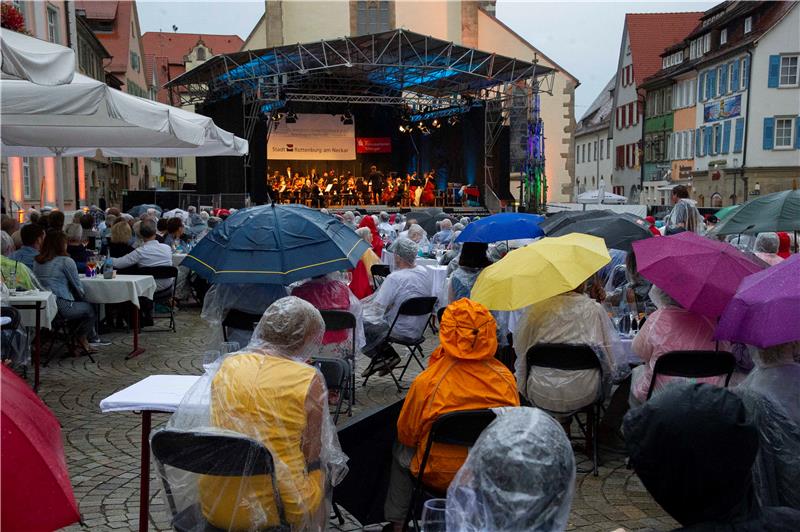Trotz Regens genossen die Zuhörer das Konzert der Camerata Europeana auf dem Rot...