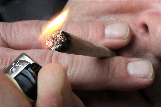 Trotz Teil-Legalisierung von Cannabis sollten Konsumenten darauf achten, wo sie sich einen Joint anzünden.Bild: Karl-Josef Hildenbrand/dpa