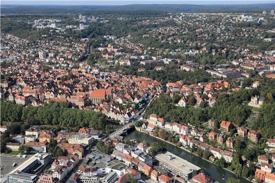 Tübingen von der Neckarbrücke bis zum Klinikum (links oben) mit Bahn oder Bus? Das war die Sonntagsfrage. Luftbild: Manfred Grohe