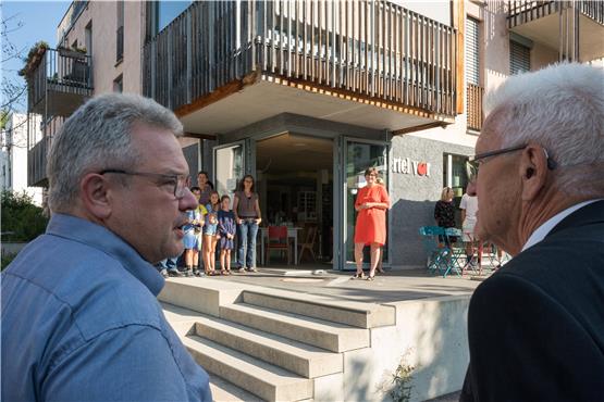 Tübingens Baubürgermeister Cord Soehlke führte den Ministerpräsidenten durch das Egeria-Viertel. Im Hintergrund ist das Café „Viertel vor“ zu sehen. Bilder: Ulrich Metz
