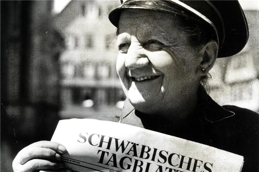 Tübingens berühmteste Zeitungsverkäuferin Emma Fischer mit einer TAGBLATT-Ausgabe vom 23. Mai 1951. Archivbild
