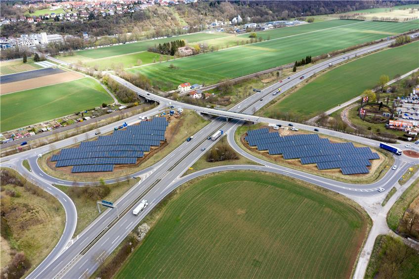 Tübingens größte Photovoltaik-Anlage bei den „Lustnauer Ohren“ an der B27. Bild: Ulrich Metz