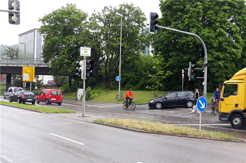 Tübingens schlimmste Fahrradfallen. Platz 1: Tankstellenausfahrt an der Reutlinger Straße (Bild) und Neckarbrücke. Privatbild