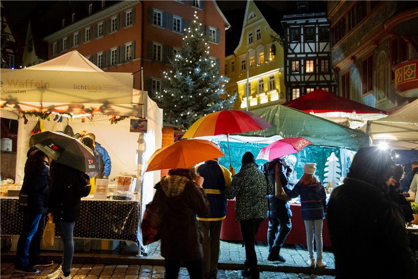 Tübinger Weihnachtsmarkt unter der Schirmherrschaft des Regens. Archivbild: Klaus Franke