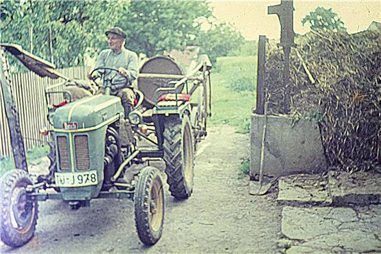 Typisch für Pfrondorfer Nebenerwerbslandwirte: Schlepper mit höchstens 14 PS mit angehängtem Leiterwagen zum Transport von Gülle. Bild: Archiv Theo Künstle