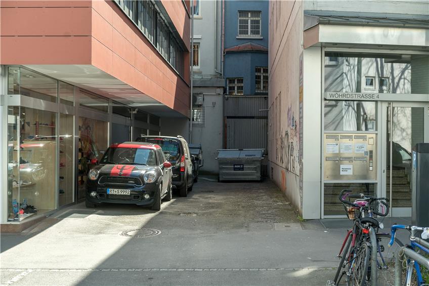 Typisch für die Wöhrdstraße: Schmale Höfe zwischen den Häusern. In den meisten stehen Autos und Müllcontainer. Bild: Metz
