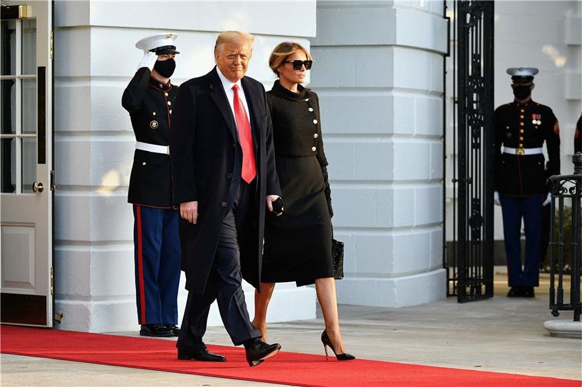 US-Präsident Donald Trump und seine Frau Melania verlassen das Weiße Haus. Foto: Mandel Ngan/afp