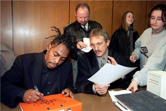 US-Rap-Star Coolio: Auf dem Foto von 1998 schreibt er im Amtsgericht in Böblingen Autogramme für seine Fans. Bild: Bernd Weißbrod/dpa