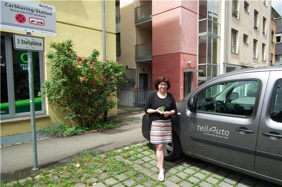 Über 3000 Nutzer hat Teilauto Neckar-Alb, mehr als 2000 davon kommen aus Tübingen. Seit dem Coronavirus wurden die Hygienemaßnahmen hochgefahren, sagt Elke Gold, hier vor der Zentrale am Lorettoplatz. Bild: Monica Brana