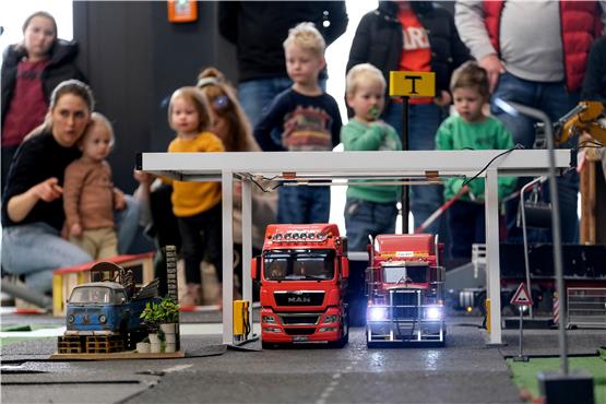 Über die ferngesteuerten Lastwagen staunten die jungen Besucherinnen und Besucher. Aber auch darüber hinaus war das Publikumsinteresse an der Modellbauausstellung in Kusterdingen am Wochenende groß. Bild: Uli Rippmann