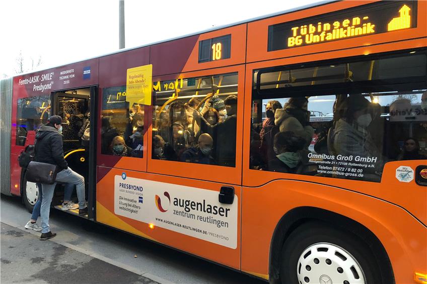 Überfüllt sind die Busse, die noch fahren - hier die Linie 18. Bild: Anna Maria Jaumann