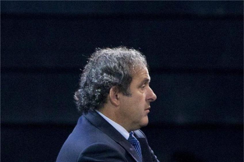 Uefa-Präsident Michel Platini bleibt gesperrt und wird die heutige Auslosung für die EM 2016 in Frankreich nur am Rande verfolgen dürfen. Foto: dpa