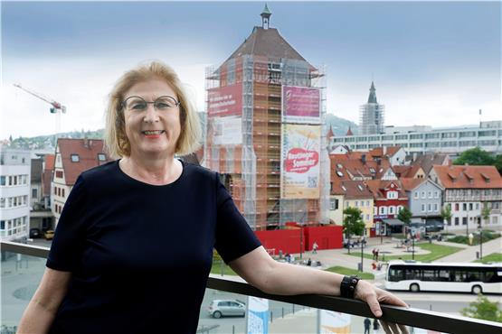 Ulrike Hotz an dem Ort, an dem sich sehr viel verändert hat: auf der Terrasse der Stadthalle, dahinter der steglose Platz vorm Tübinger Tor. Bild: Horst Haas