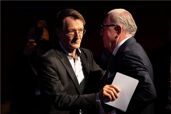 Umarmung nach der Rede: Gesundheitsminister Karl Lauterbach (SPD, li.) und Klaus Reinhardt, Präsident der Bundesärztekammer. Foto: Lando Hass/dpa