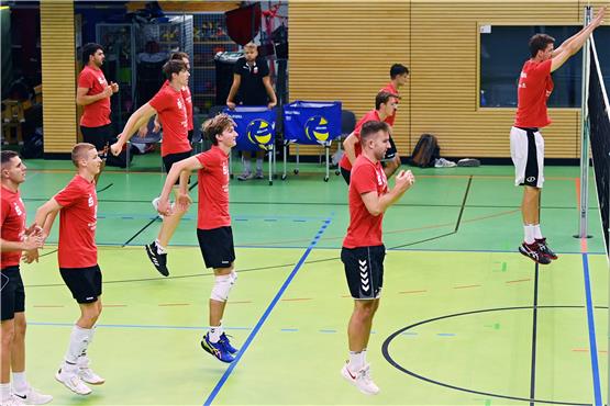 Und hoch: Sprungübungen der TVR-Volleyballer beim Training am gestrigen Dienstagabend. Bild: Ulmer