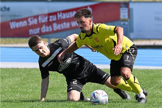 Unentschieden wie dieser Zweikampf zwischen Niklas Hillmaier ( links) und Harun Güney vom SV 03 endete auch die Landesliga-Partie zwischen Tübingen und Zimmern.Bild: Axel Grundler