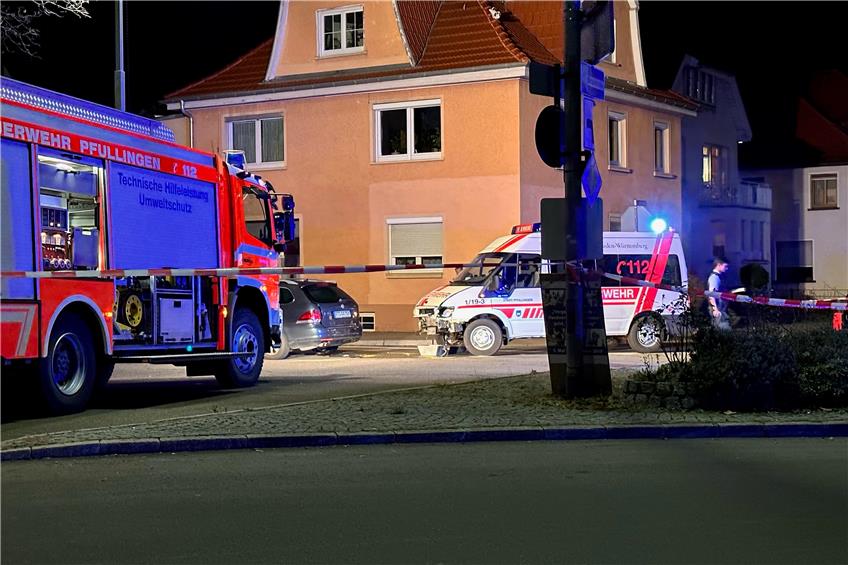 Unfall auf Einsatzfahrt: In Pfullingen verunglückte ein Wagen der Feuerwehr auf dem Weg zu einem Brand in der Klosterstraße. Bild: Sascha Speidel
