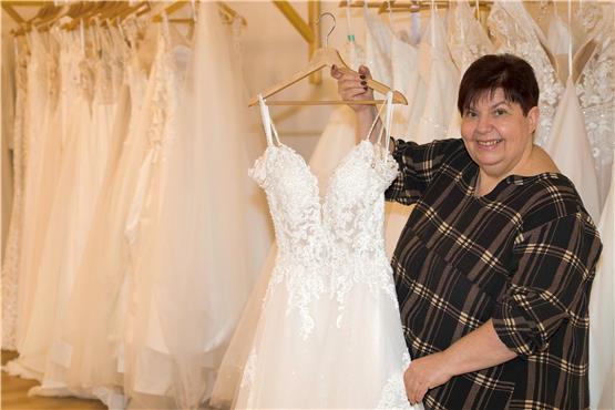 Ungefähr 100 Hochzeitskleider hat Marianne Wenzeln in ihrem Verkaufsraum auf Vorrat. Bild: Klaus Stifel