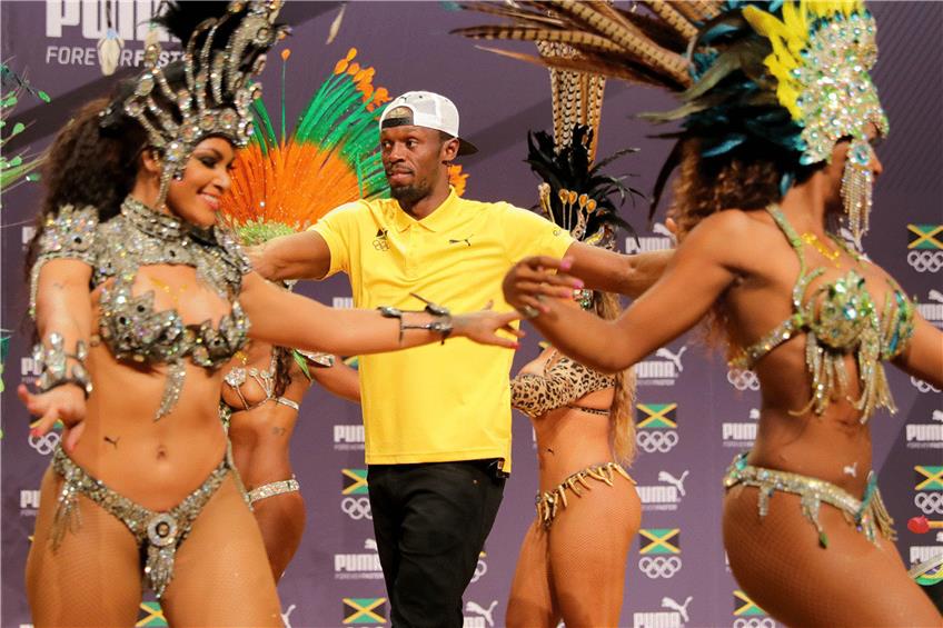 Ungewöhnliche Pose: Usain Bolt probierte sich bei der Teampräsentation in Rio als Samba-Tänzer. Foto: dpa