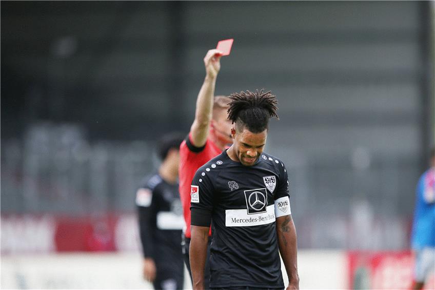 Unglücklicher Auftritt: Daniel Didavi sah kurz vor der Pause Gelb-Rot. Der VfB musste mit zehn Spielern weitermachen. Foto: EIbner-Pressefoto