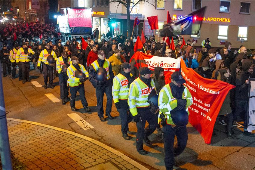 „Unsere Solidarität gegen eure Repression“ war ein Motto des Demonstrationszugs am Freitagabend (hier an der Hechinger Straße).Bild: Klaus Franke