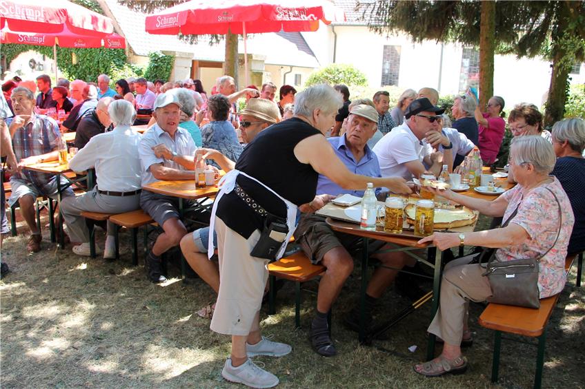 Unter Birke, Spitzahorn und Kastanieließ es sich gut aushalten beim 35. Wolfenhausener Zwiebelberdafest am Wochenende.  Bild: Bernhard