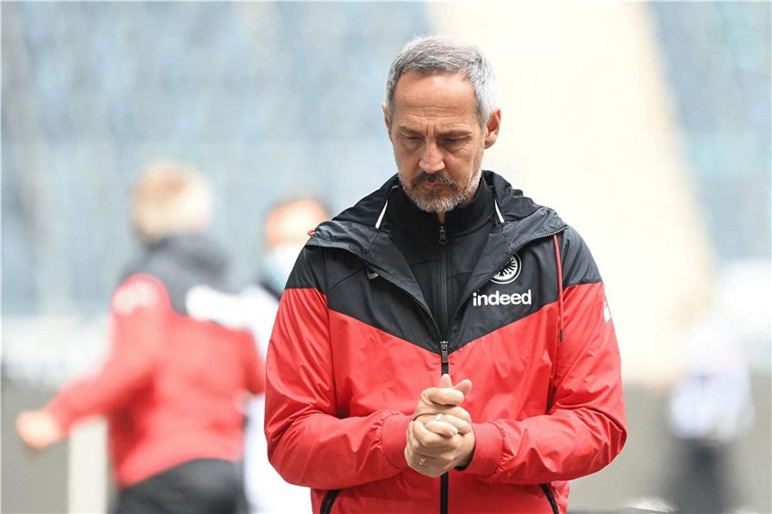 Unter Druck: Eintracht-Coach Adi Hütter nach der Niederlage in Gladbach. Foto: Ina Fassbedender/afp