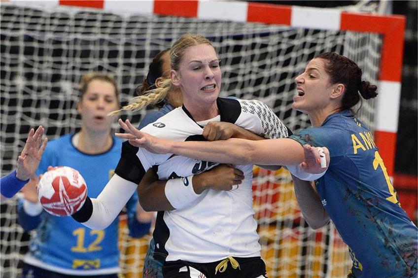 Unter Druck: Nach der 21:24-Niederlage gegen Brasilien müssen die deutschen Frauen (Mitte: Luisa Schulze) mindestens noch ein Spiel gewinnen. Foto: afp