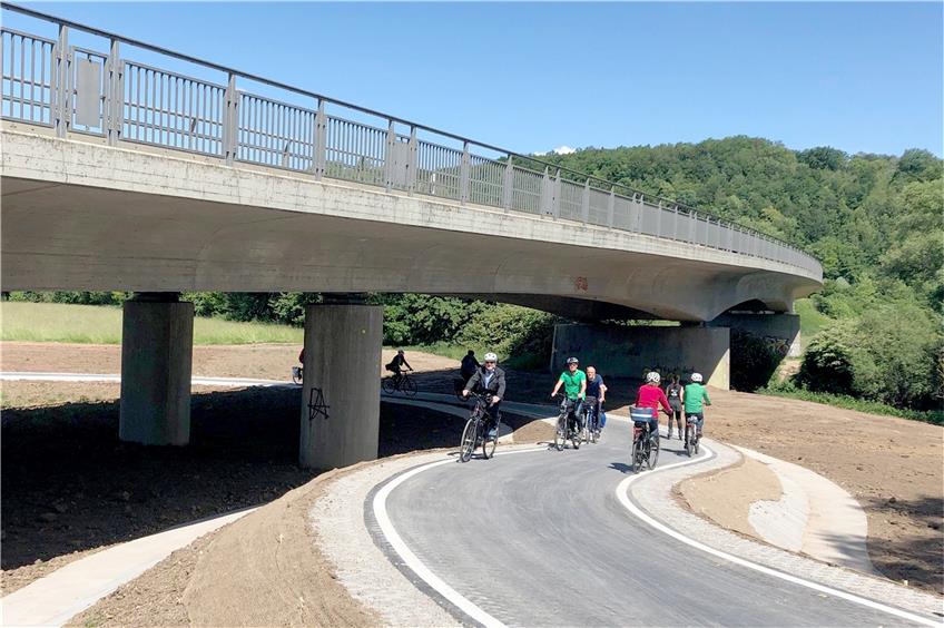 Unter der Landstraßenbrücke kurvt der neue Radweg-Abschnitt bei Kirchentellinsfurt durchs Neckartal. Bild: Verkehrsministerium