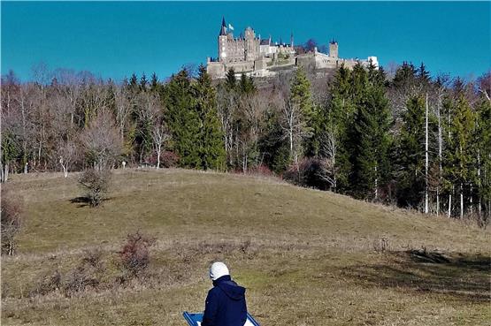 Unterwegs auf dem Kaiserweg: Im Hintergrund ist die Burg Hohenzollern zu sehen. Foto: Raimund Weible