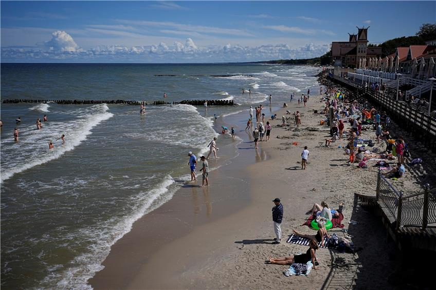 Urlauber am Strand von Selenogradsk im russischen Oblast Kaliningrad: Will Russland hier an der Ostsee Grenzlinien neu ziehen?  Foto: A. Zemlianichenko/AP/dpa