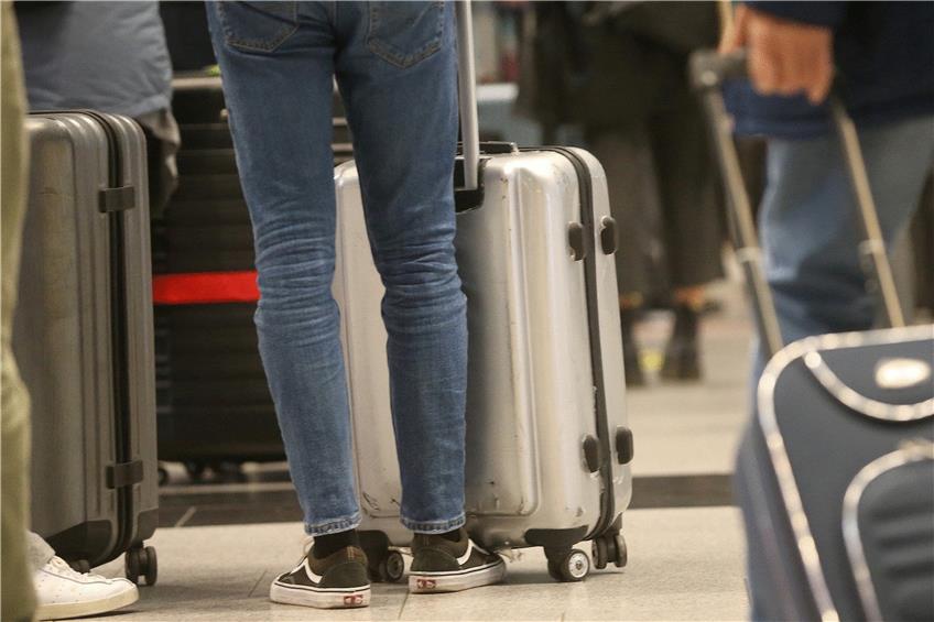 Urlaubspläne schmieden und Koffer packen ist jetzt wieder möglich  das gilt zumindest in vielen Regionen Europas. Foto: David Young/dpa