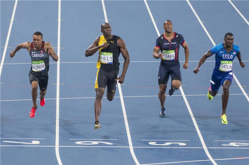 Usian Bolt (Foto links, Mitte) bleibt der schnellste Mann der Welt, er siegte über 100 und 200 Meter sowie mit der jamaikanischen Staffel über 4 x 100 Meter.  Technische Probleme machten das Nass im Becken der Wasserspringer giftgrün. Foto: Fotos: Imago/dpa