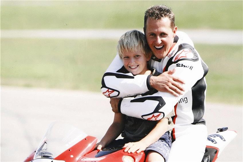 Vater und Sohn: Michael und sein Sohn Mick Schumacher auf einem Motorrad. Foto: Hoch Zwei II/imago