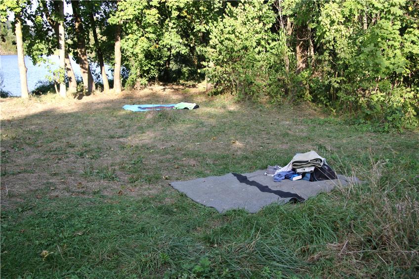 Verbotene Decken am Südufer des Baggersees – entdeckt beim Rundgang mit Bürgermeister Bernd Haug im vergangenen Sommer. Archivbild: Hantke