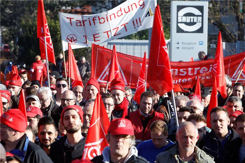 Vereint gegen Tarifflucht: Beschäftigte aus der Region beim Streik vor der Firma Sauter in Metzingen. Bild: Haas