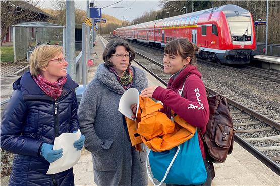 Verena Ludewig, Tanja Leinweber und Jule Seeger (von links) stellten am Dienstag auf dem Bahnsteig in Kirchentellinsfurt ihre Forderungen für besseren Bahnverkehr in den Kreisen Tübingen und Reutlingen vor. Bild: Hans-Jörg Schweizer