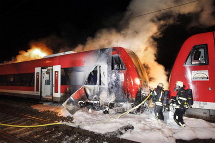 Verkohlter Triebwagen, keine Verletzten: Die Feuerwehr hat am Sonntagabend in Tübingen-Lustnau eine Regionalbahn gelöscht. Der Zug blockierte vier Stunden die Trasse Tübingen-Reutlingen.