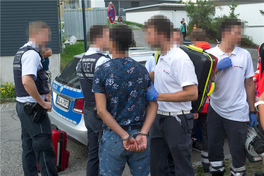 Verletzt und verhaftet: Nach einem eskalierten Streit in Bästenhardt führte die Polizei am Sonntagabend zwei Männer ab. Bild: Franke
