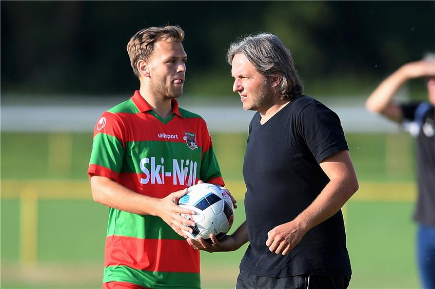 Vermisst Menschen im Umfeld, die sich für den Verein engagieren: Nehrens Trainer Dieter König (rechts mit Co-Spielertrainer Philipp Reitter). Archivbild: Ulmer