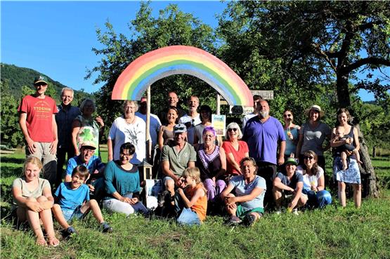 Versammelt unter blauem Himmel und einem Regenbogen: Anwohner in Mössingen hatten einen Hofflohmarkt organisiert und damit Geld für zwei soziale Projekte gesammelt. Bild: Michael Brandt