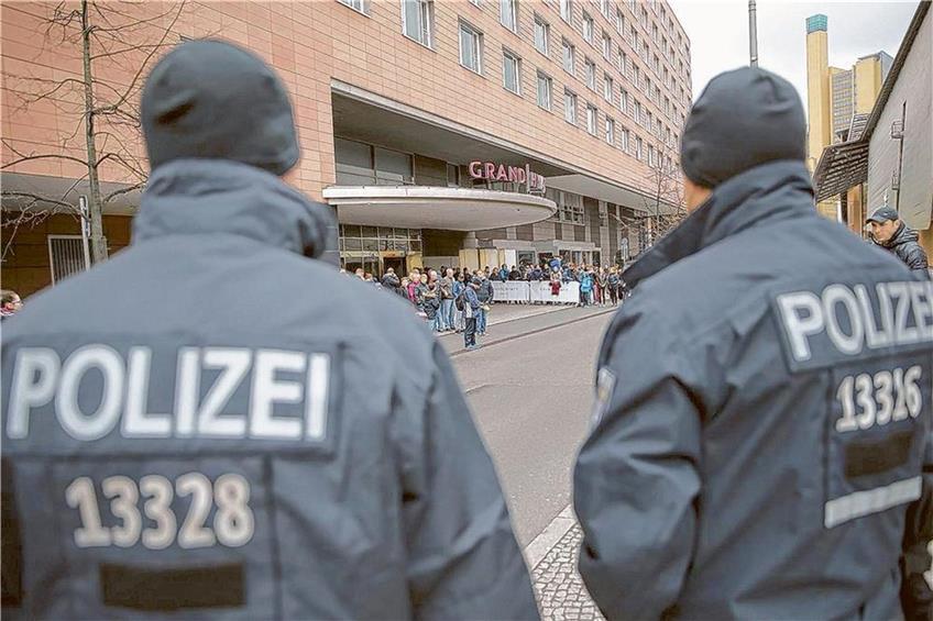 Verschärfte Sicherheitsvorkehrungen: Bei der Ankunft der Nationalspieler wachten gestern Polizisten vor dem Mannschaftshotel nahe dem Potsdamer Platz. Foto: dpa